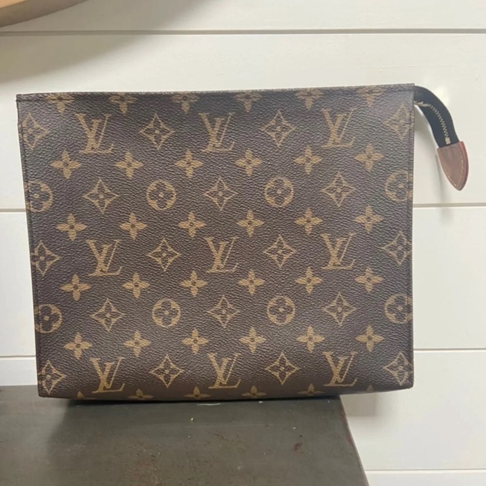Louis-Vuitton toiletry 26  Authentic NWOT